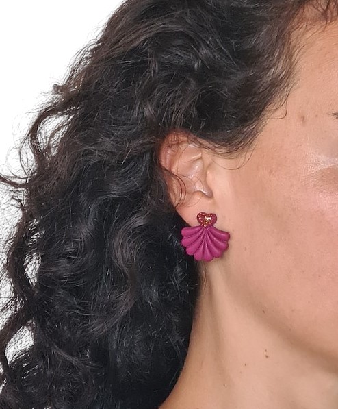 Boucles d'oreille femme fait main en pâte polymère et résine pailletée cœur Bordeaux – Image 4