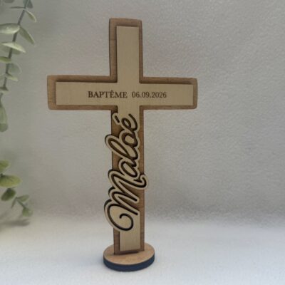 Croix de baptême personnalisée en bois