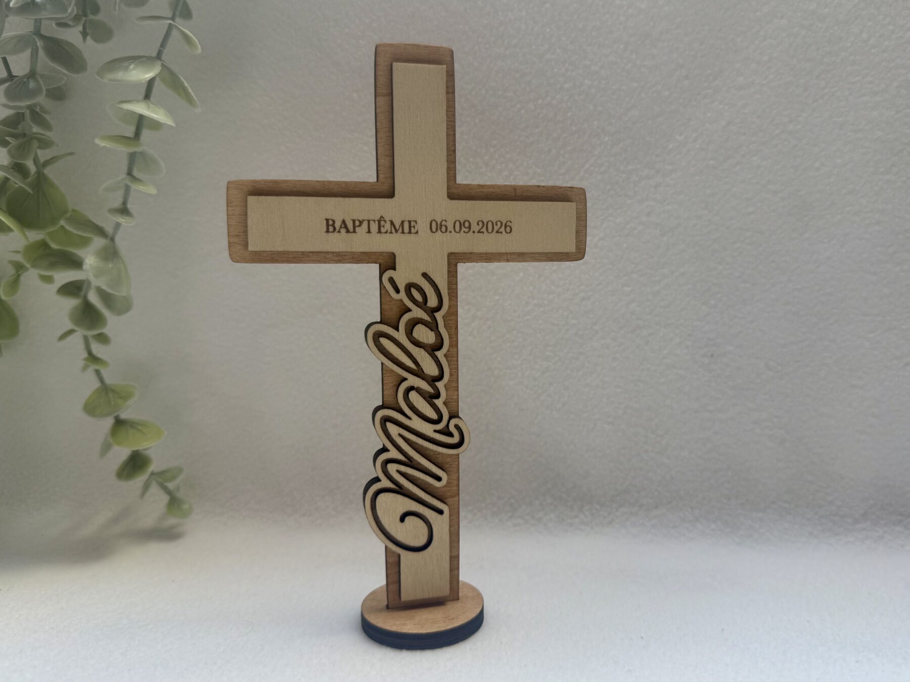Croix de baptême personnalisée en bois