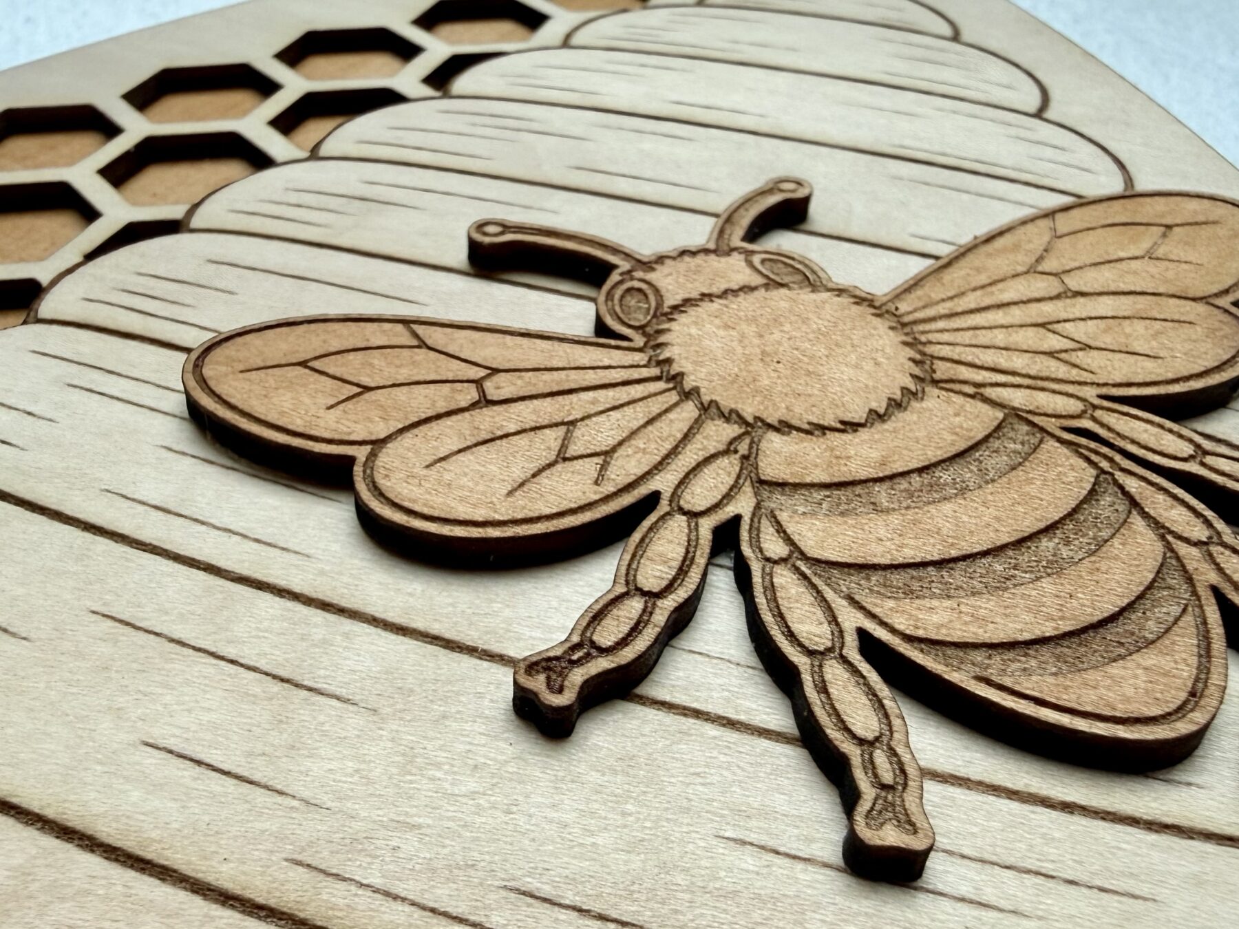Décoration murale "la Ruche" en bois – Image 3