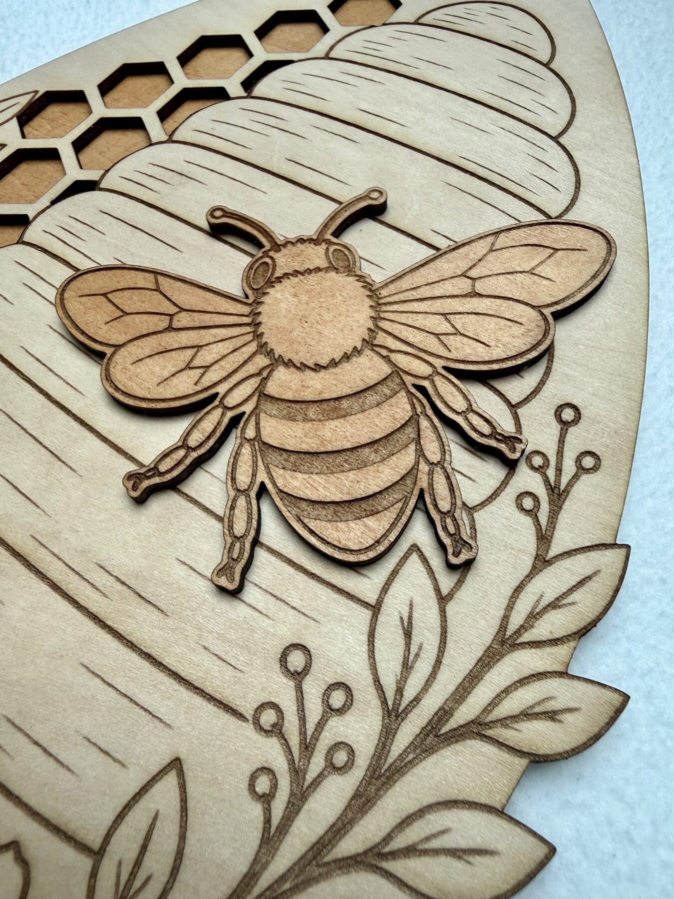 Décoration murale "la Ruche" en bois – Image 2