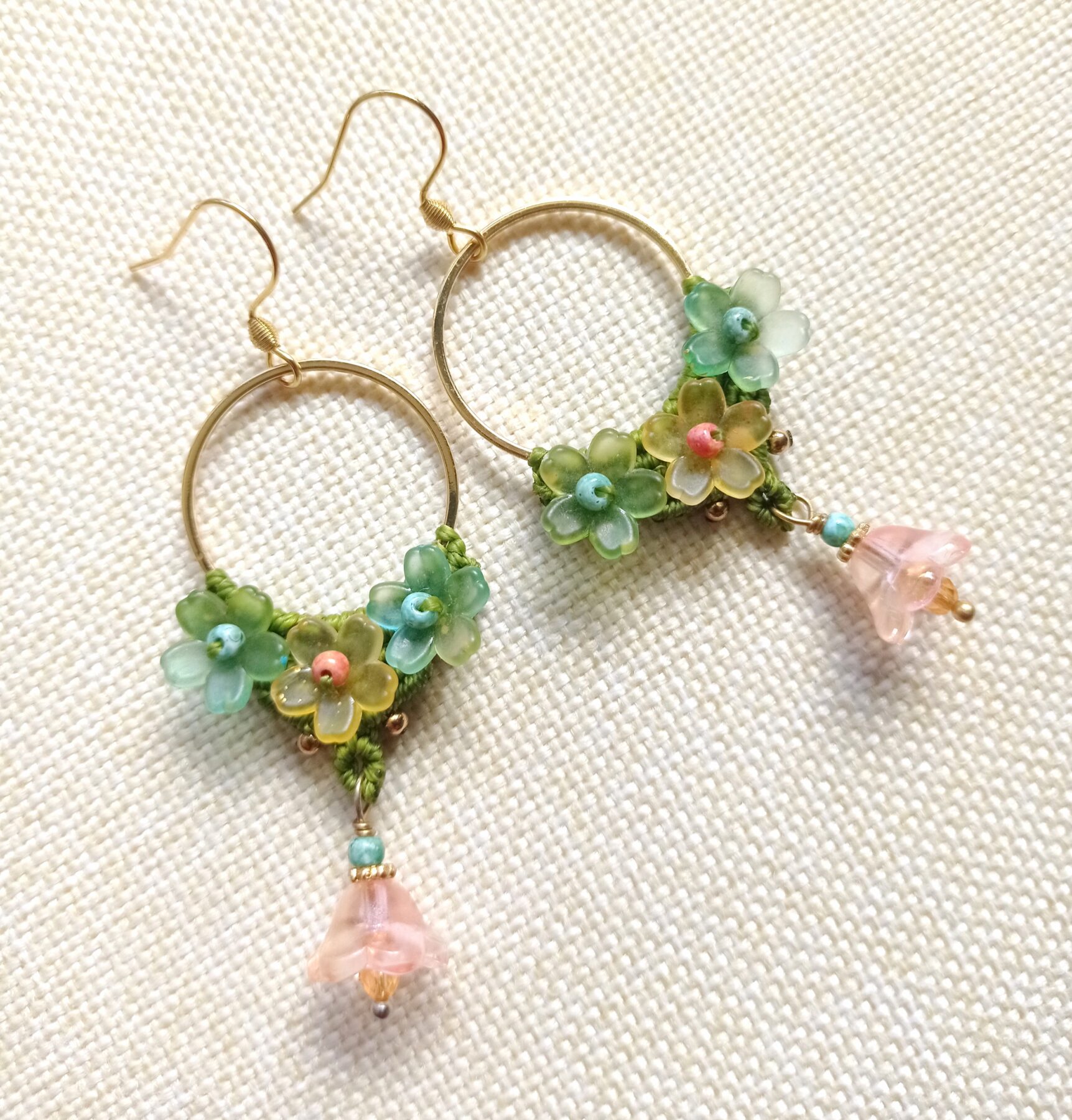 Boucles d'oreilles, micro macramé, fleurs en verre, acier inoxydable doré – Image 2