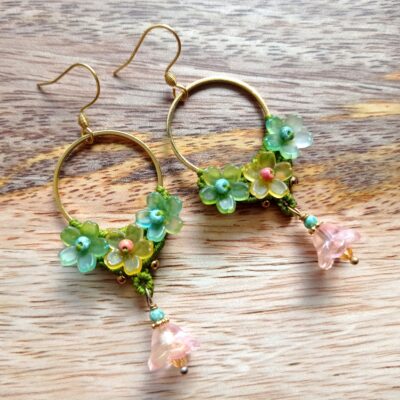 Boucles d'oreilles, micro macramé, fleurs en verre, acier inoxydable doré