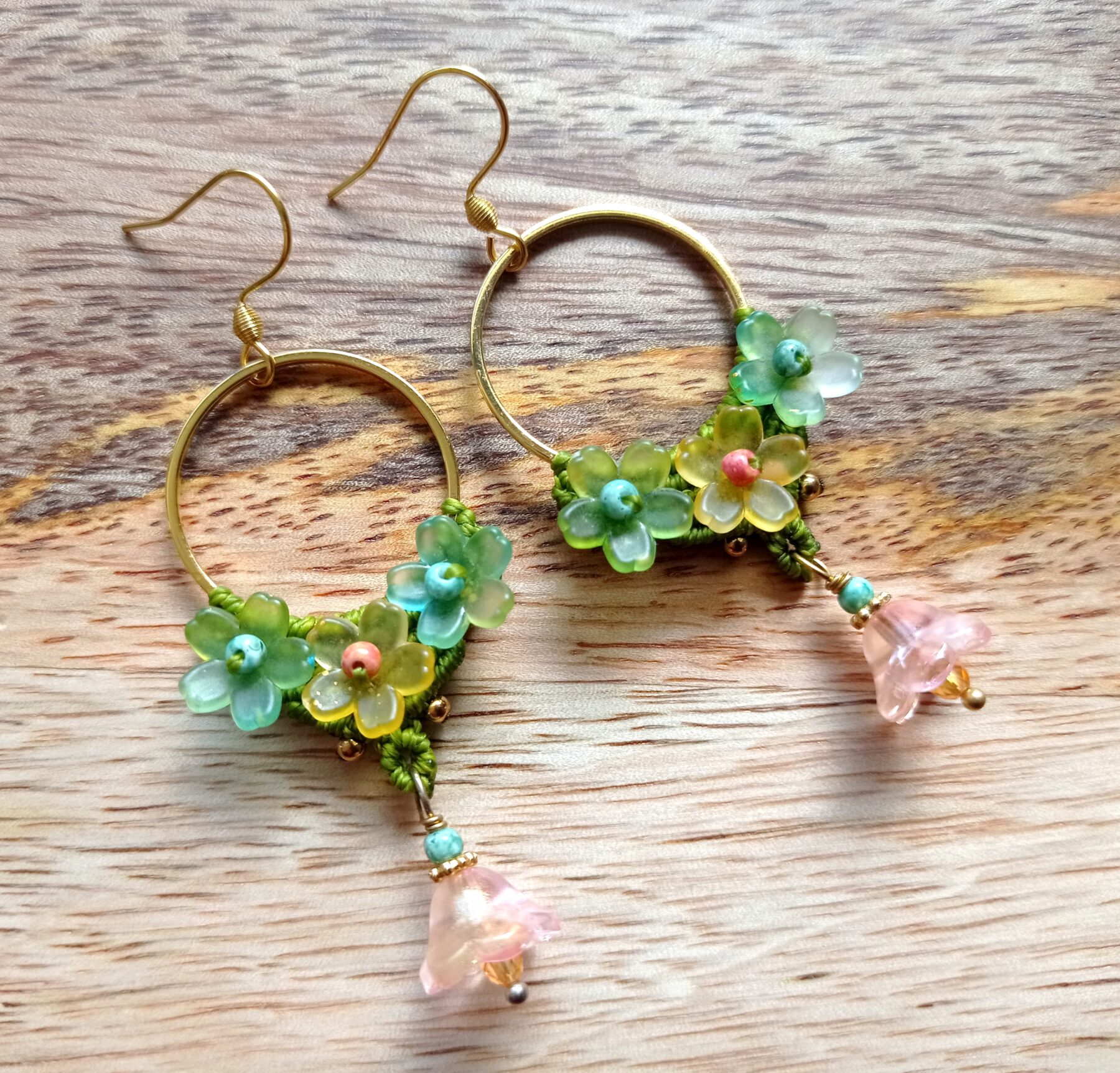 Boucles d'oreilles, micro macramé, fleurs en verre, acier inoxydable doré