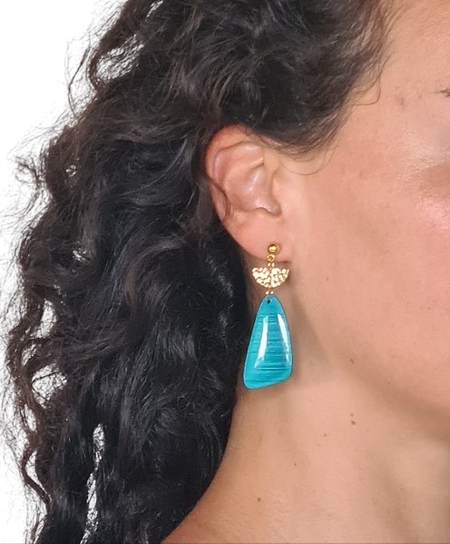 Boucles d'oreille femme fait main en pâte polymère et résine Bleu nacré – Image 4