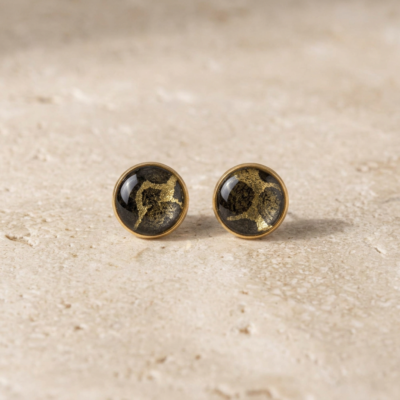 Boucles d'oreilles puces fait main Māmūlī — kaki & doré