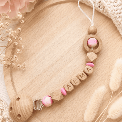 attache tétine anneau bois fleurs roses