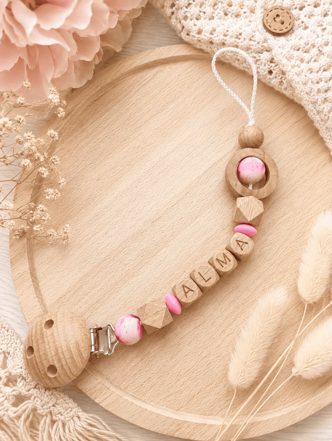 attache tétine anneau bois fleurs roses