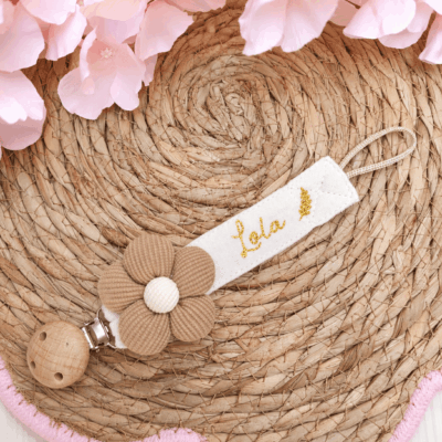 attache tétine fleur marron écru personnalisée
