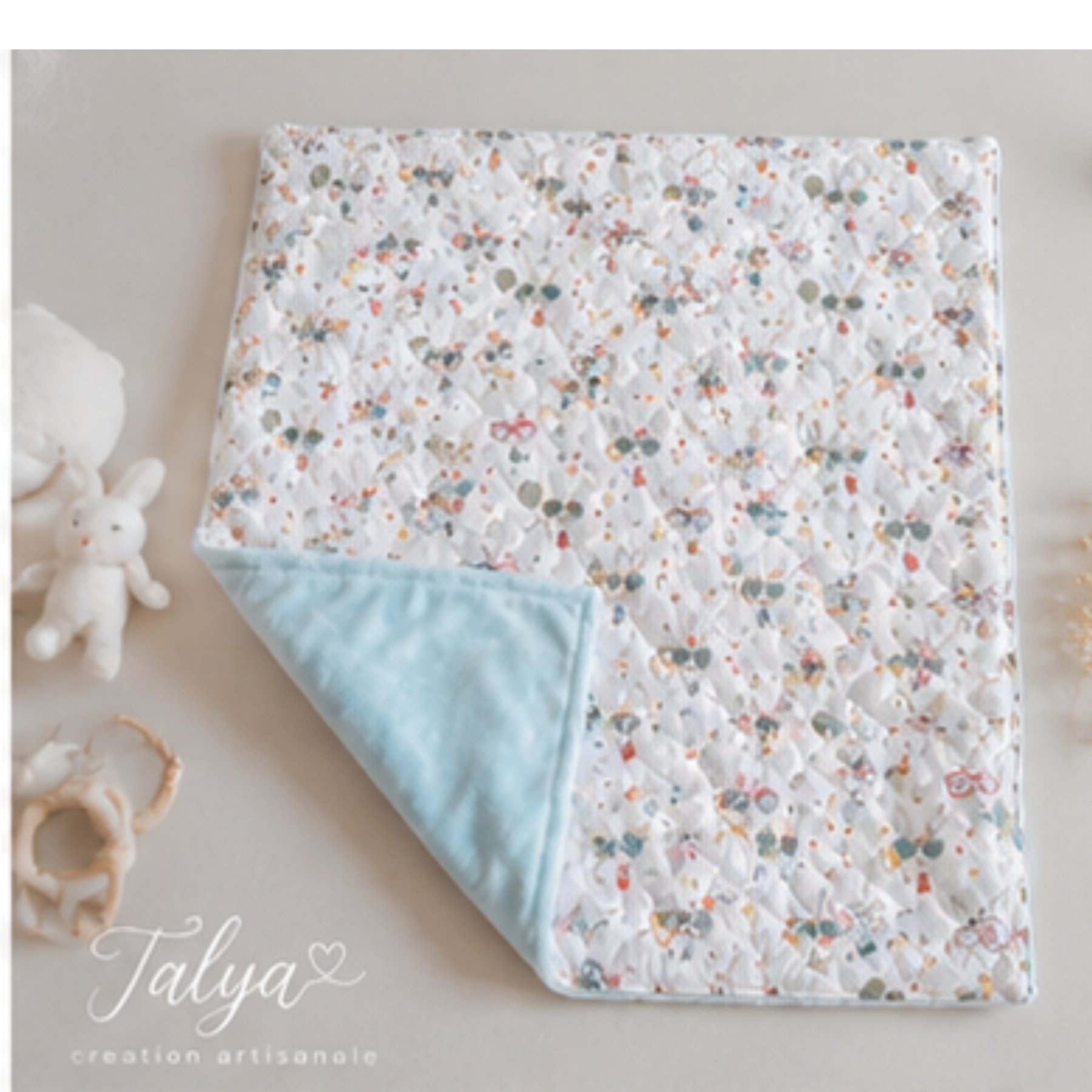 Couverture bébé réversible en coton matelassé et Minky bleu ciel – Fait main – Image 3