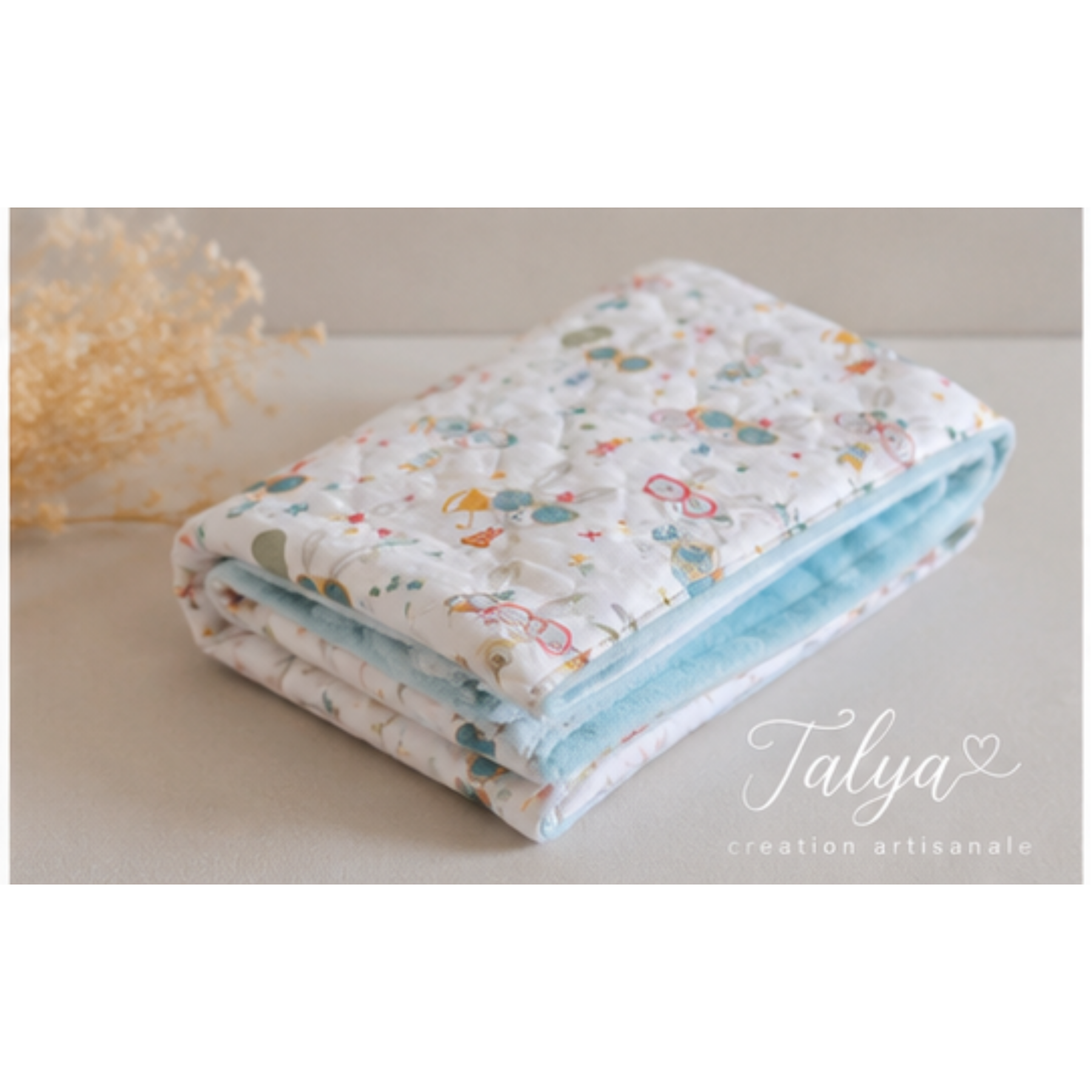 Couverture bébé réversible en coton matelassé et Minky bleu ciel – Fait main