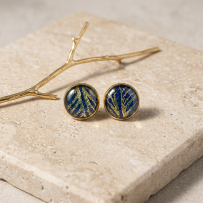 Boucles d'oreilles puces fait main Māmūlī — bleu & doré