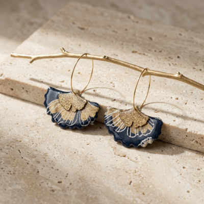 Boucles d'oreilles créoles gingko en papier indien bleu nuit et doré