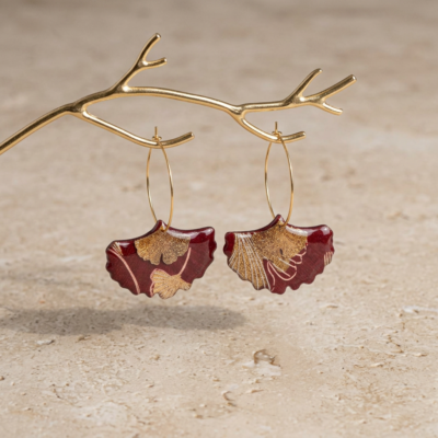 Boucles d'oreilles créoles Gingko rouge et or fait main, papier indien résiné, bijou botanique artisanal