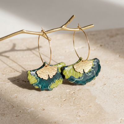 Boucles d'oreilles créoles gingko, papier indien vert forêt et doré, breloque feuille laiton doré, fait main en France.