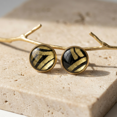 Boucles d'oreilles puces fait main Māmūlī — noir & doré