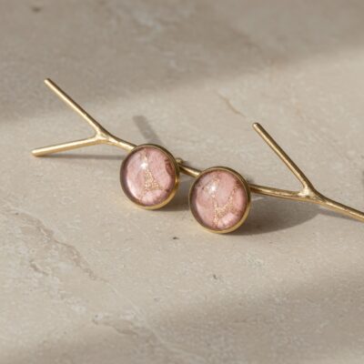 Boucles d'oreilles puces fait main Māmūlī — cuivre & rose poudré