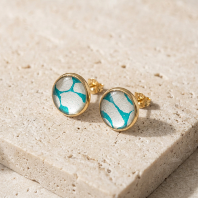 Boucles d'oreilles puces fait main Māmūlī — vert émeraude & blanc