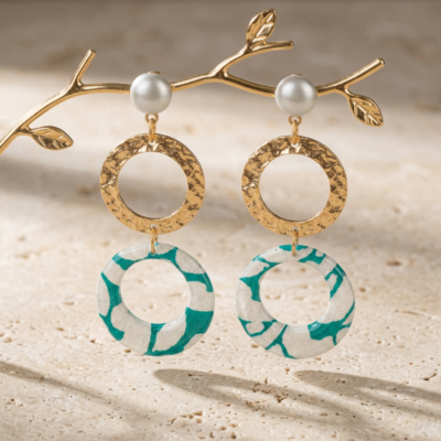 Boucles d'oreilles doubles cercles fait main Nāca — papier lokta vert émeraude & blanc