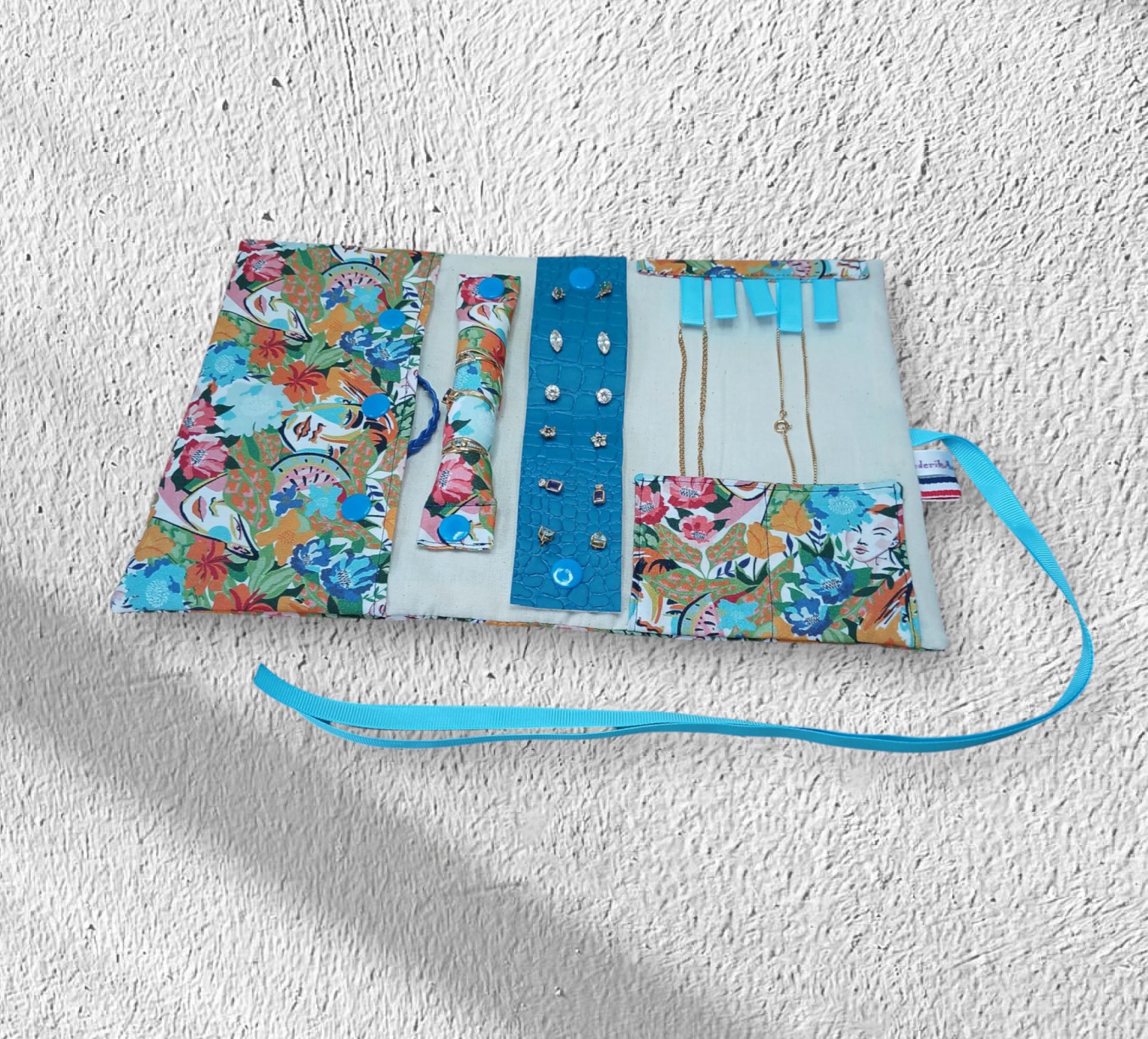 Pochette à bijoux de voyage pour transporter et ranger vos bijoux sans les mélanger.