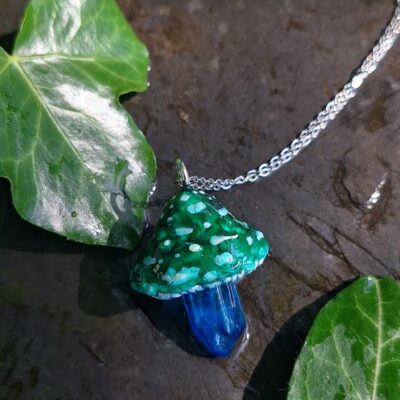Collier pendentif champignon amanite verte en quartz et résine