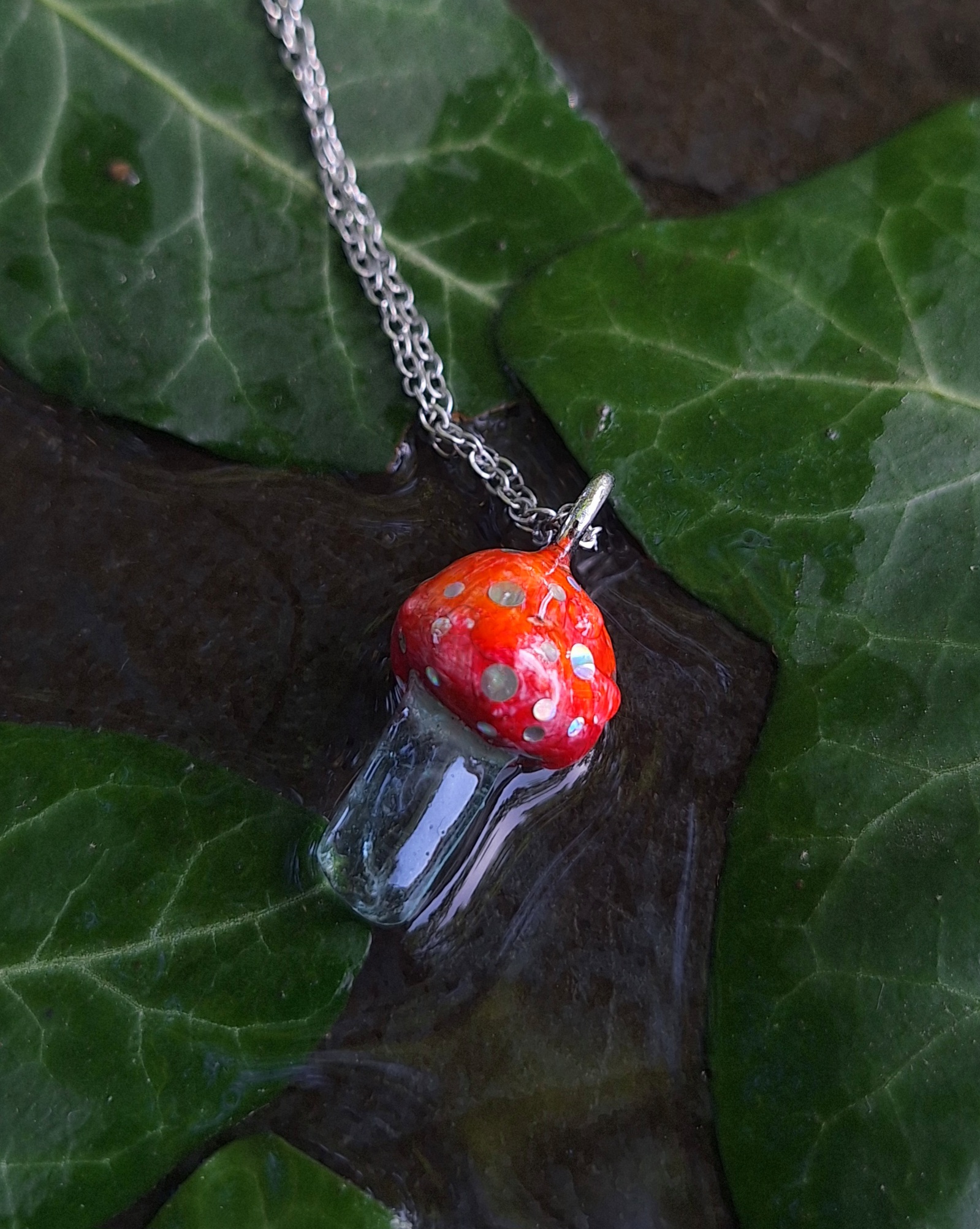 Collier champignon fluorescent en quartz et résine