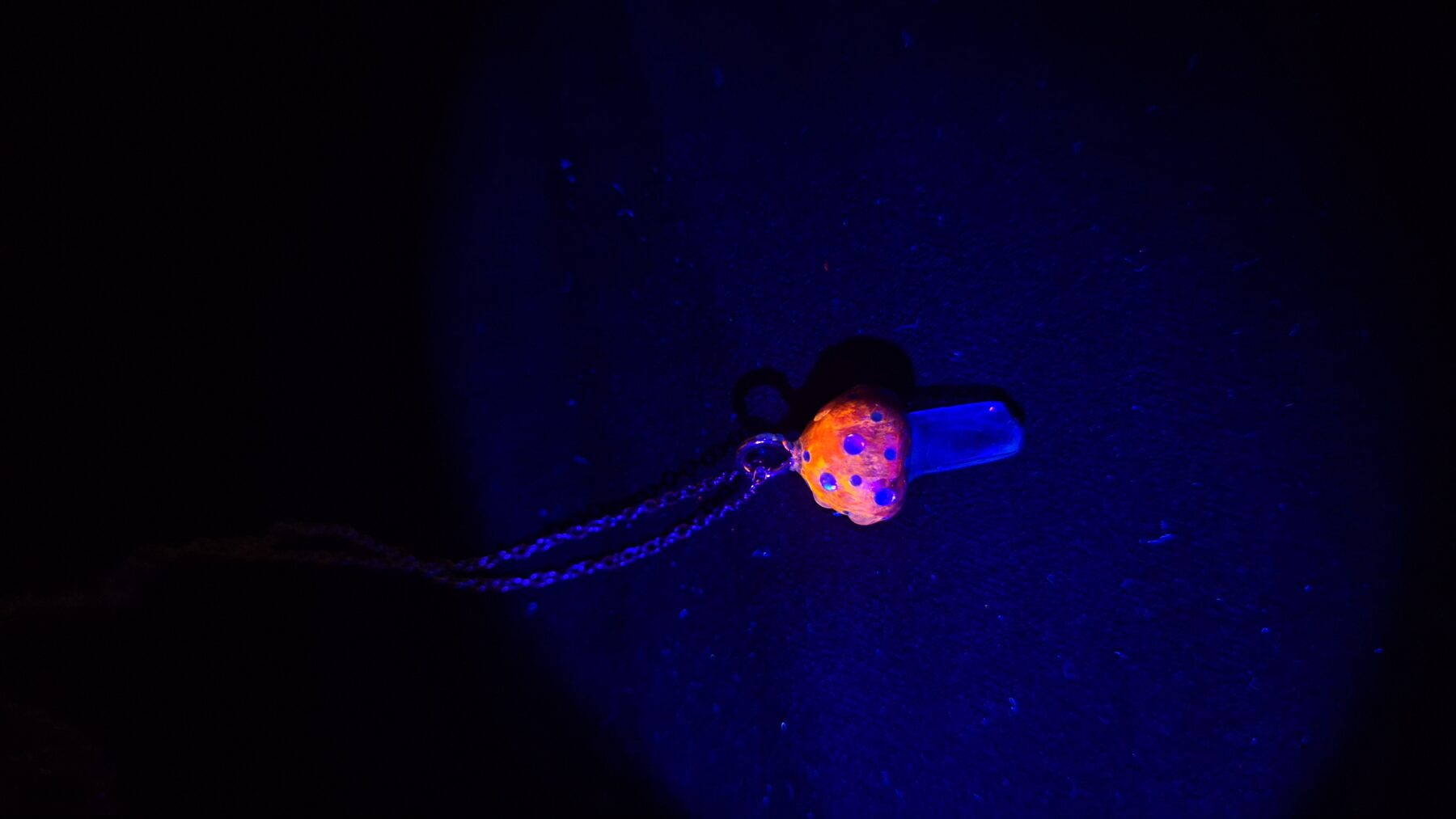 Collier champignon fluorescent en quartz et résine – Image 2