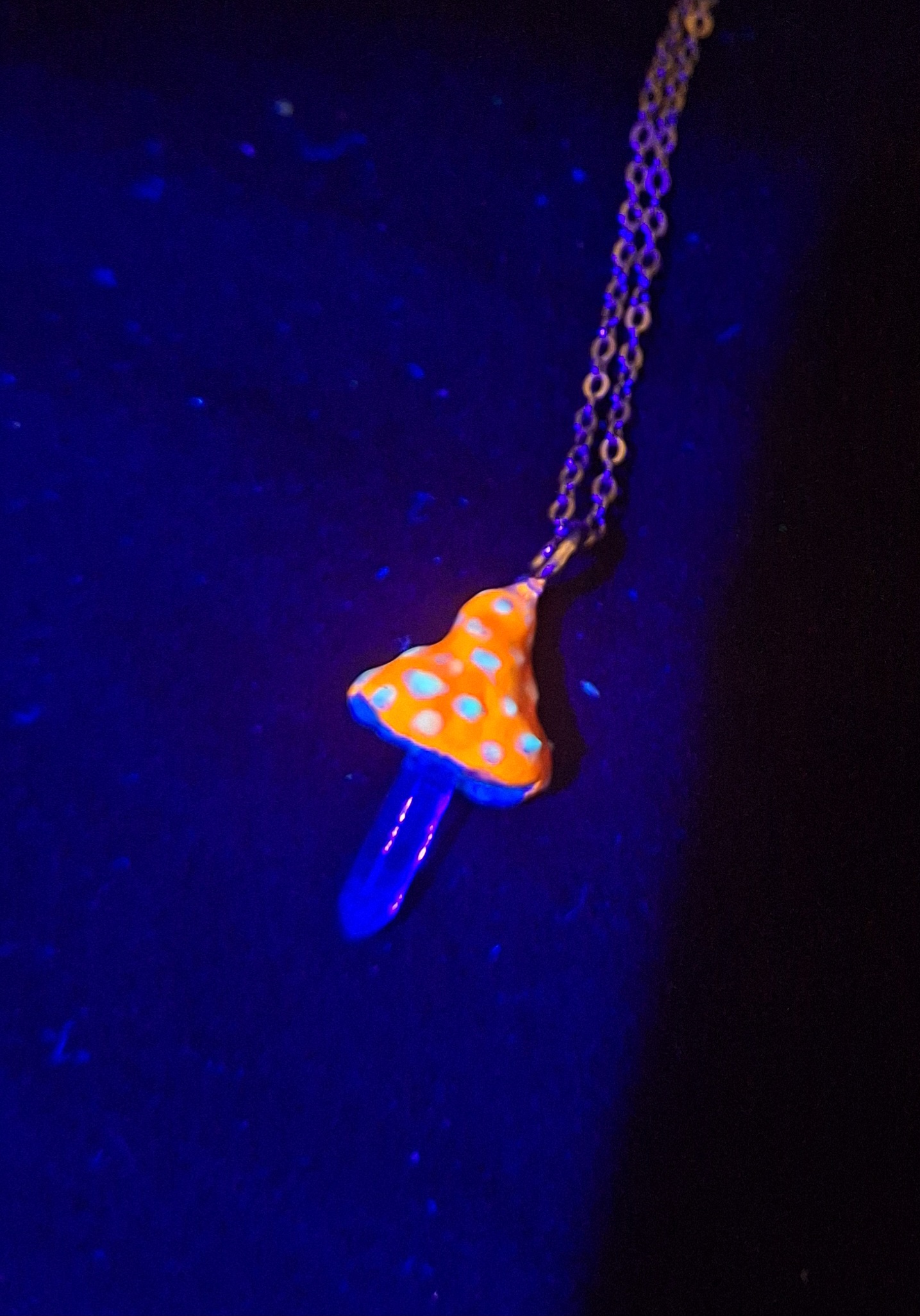 Collier champignon UV quartz et résine fait main – Image 2