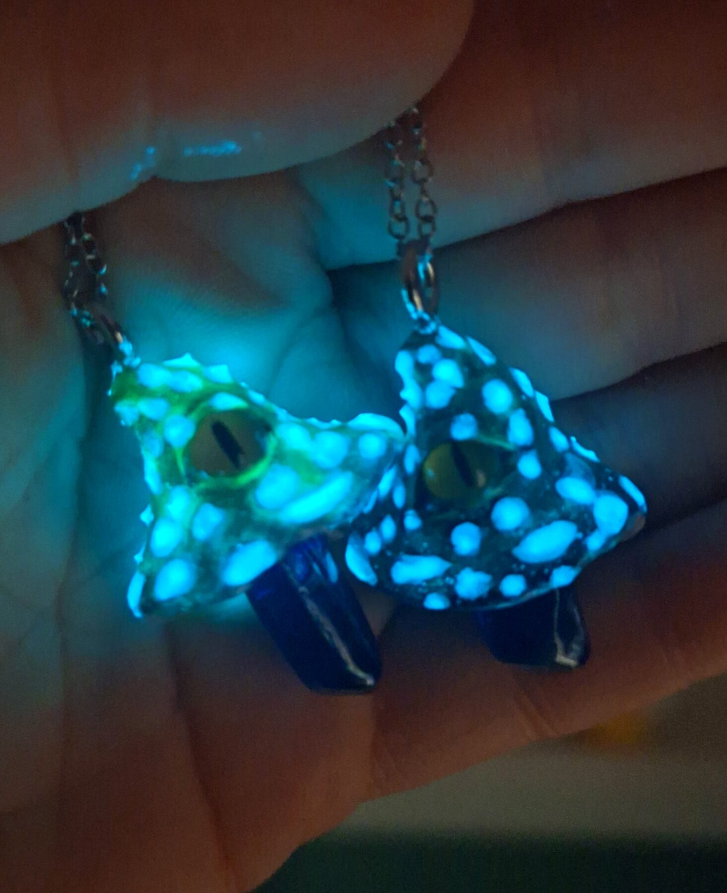 Collier pendentif champignon magique luminescent œil vert – Image 2