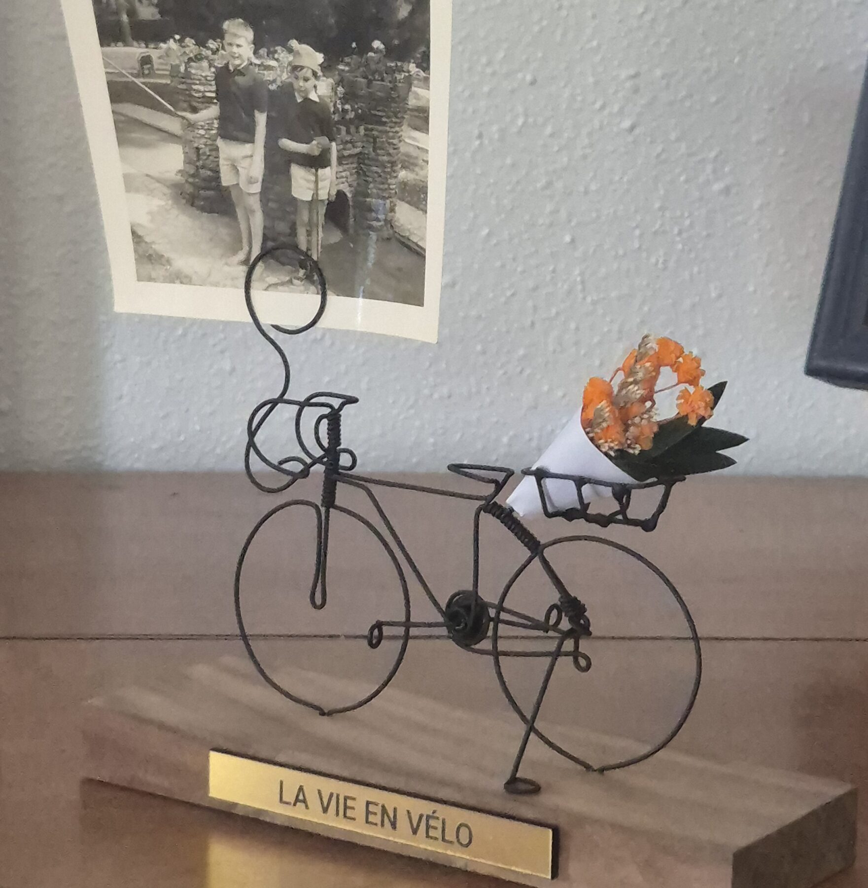 Vélo miniature porte-photo en fer sur socle en bois – Image 7