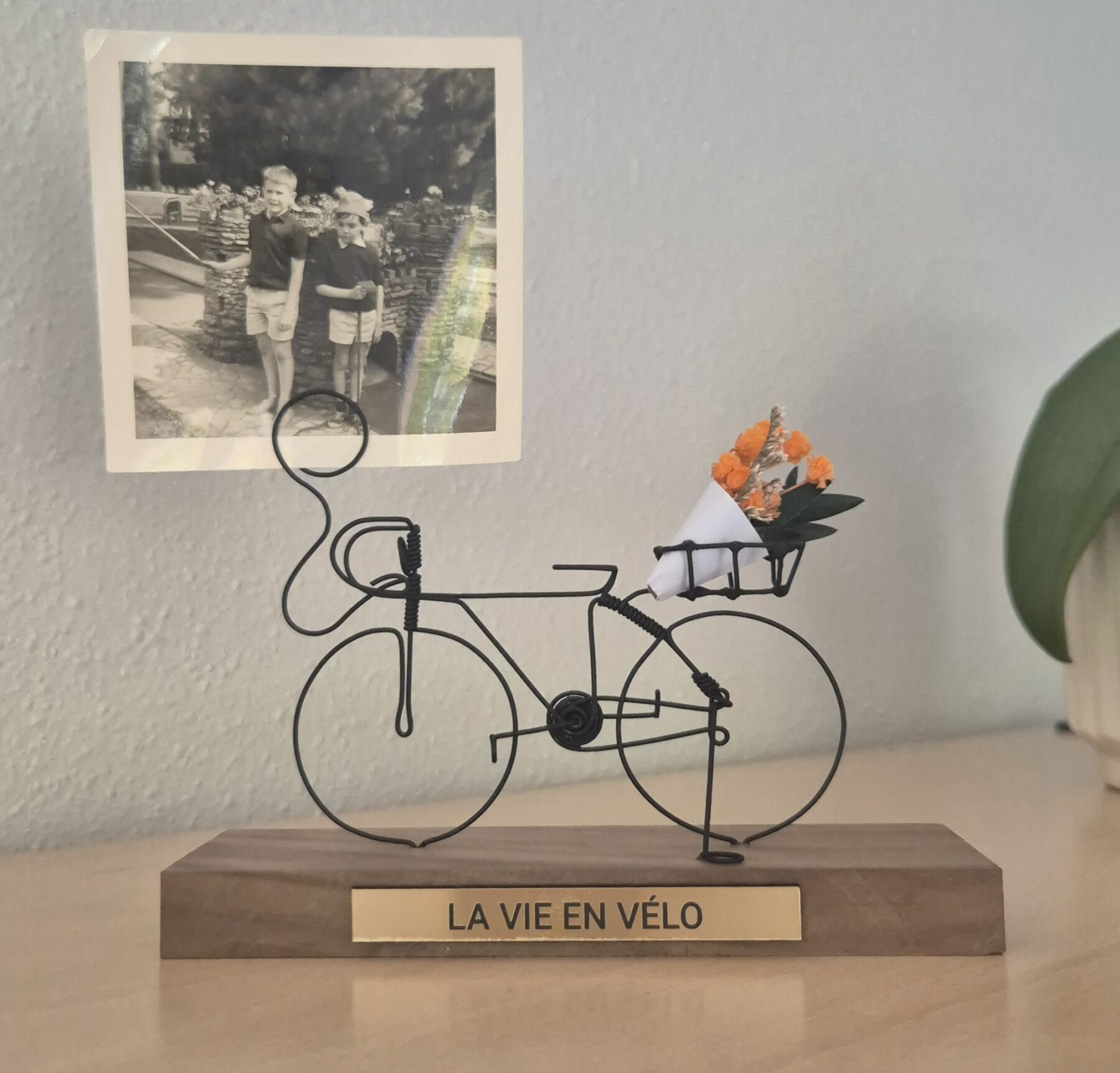 Vélo miniature porte-photo en fer sur socle en bois – Image 2