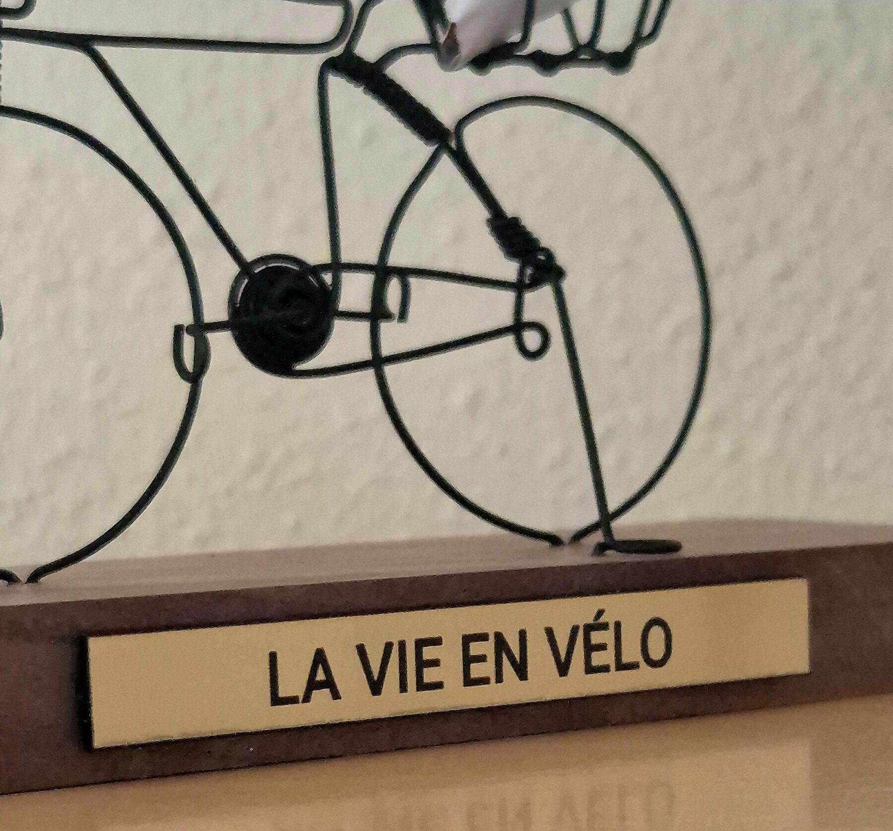 Vélo miniature porte-photo en fer sur socle en bois – Image 5