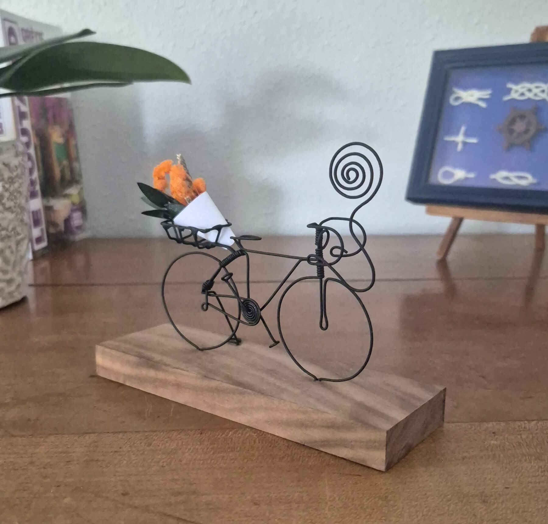 Vélo miniature porte-photo en fer sur socle en bois – Image 6