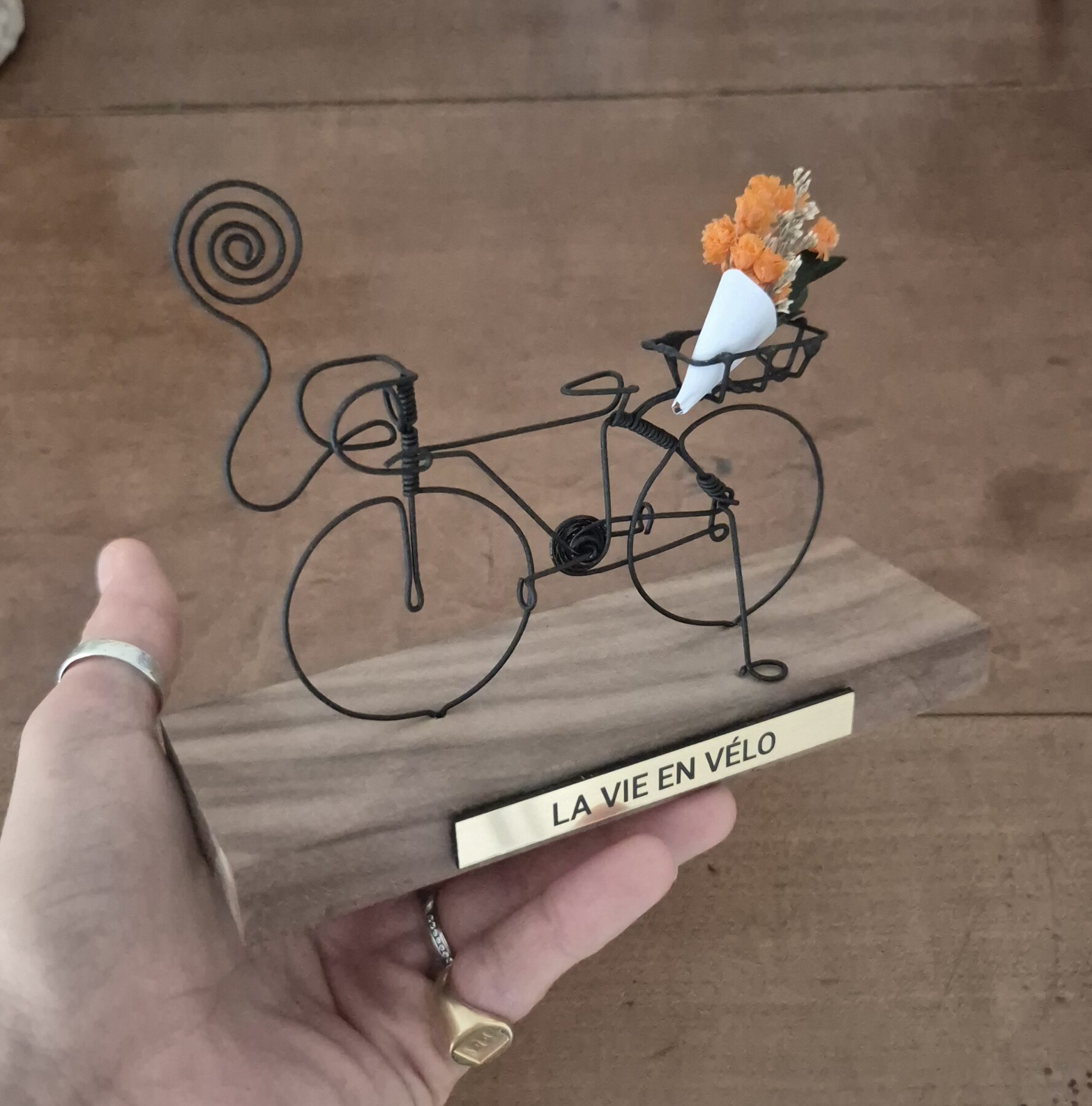 Vélo miniature porte-photo en fer sur socle en bois – Image 3