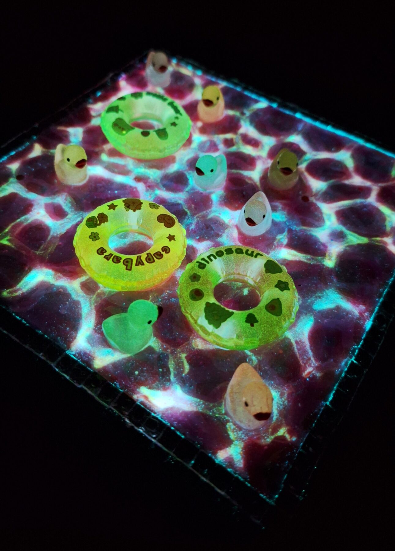 Tableau décoratif 3D fait main représentant une piscine avec de l'eau rose et des bouées. – Image 2
