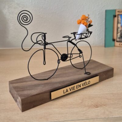 Vélo miniature porte-photo en fer sur socle en bois