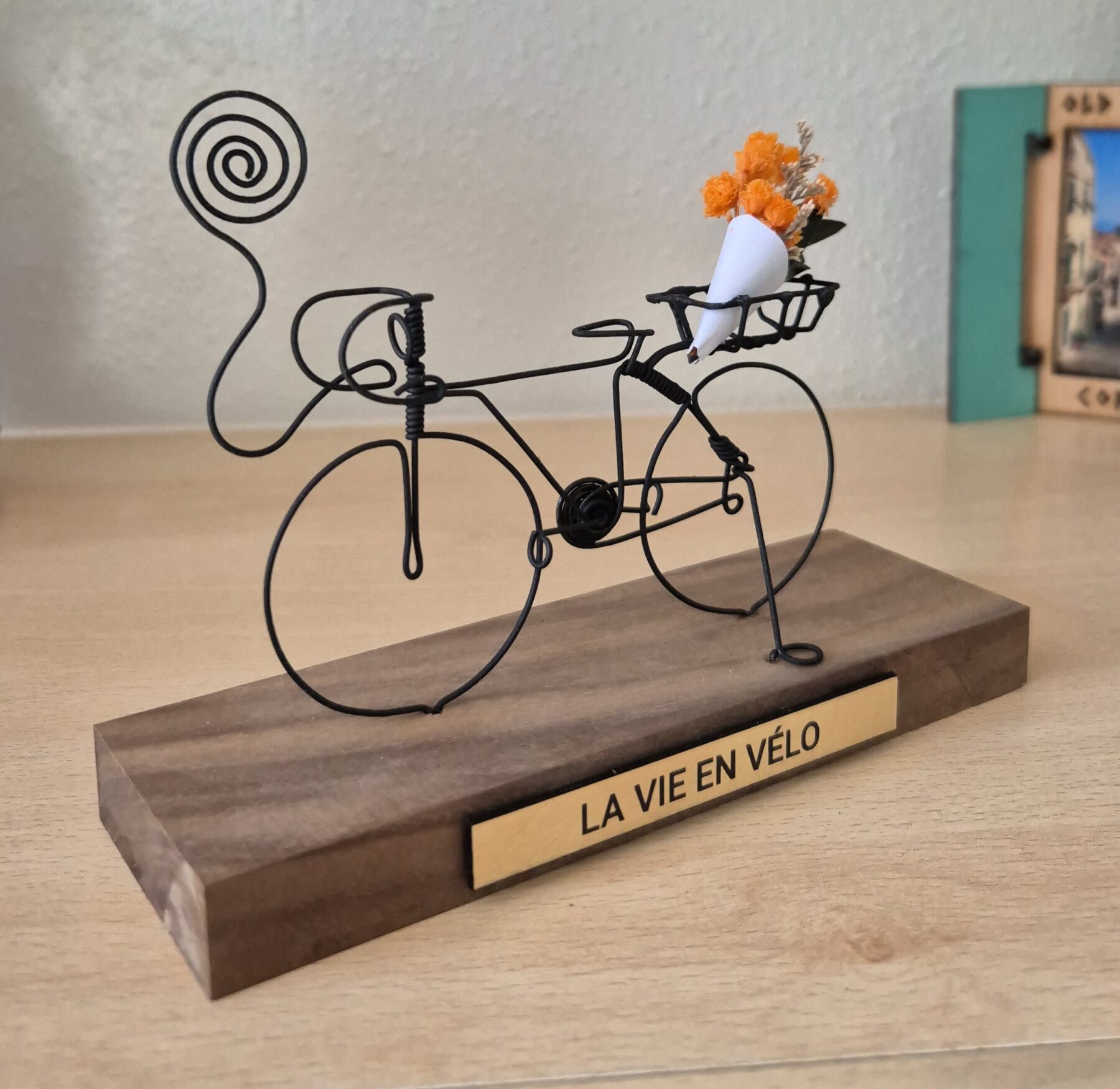 Vélo miniature porte-photo en fer sur socle en bois