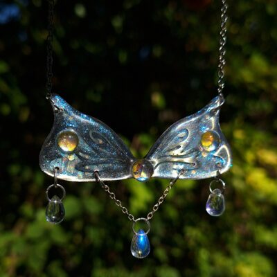 Collier papillon luminescent et holographique
