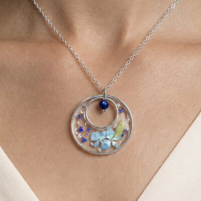 Collier en acier inoxydable et fleurs séchées d'Hortensia bleu et pierre naturelle de Lapis lazuli