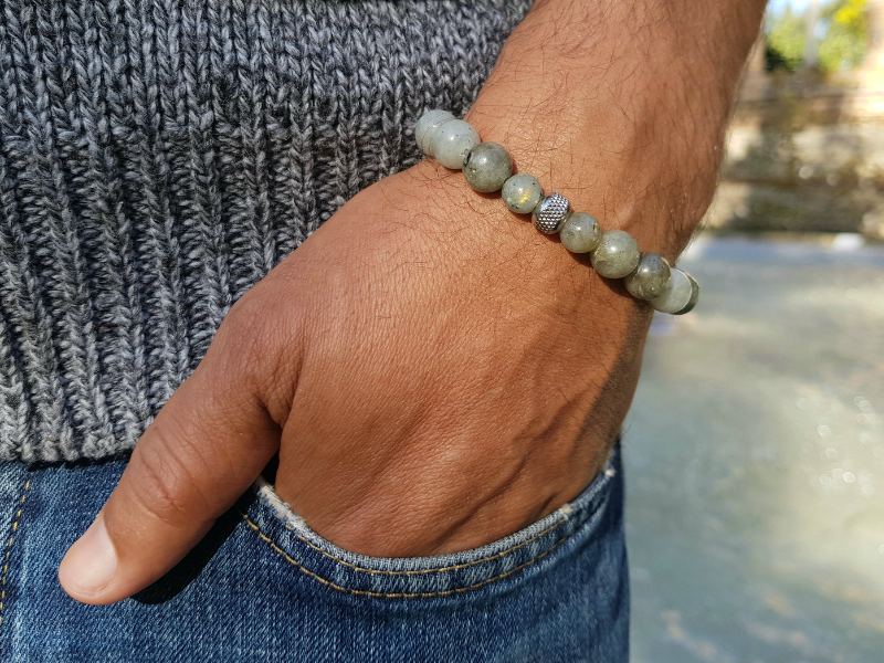 Bracelet homme en perles naturelles - Labradorite - porté