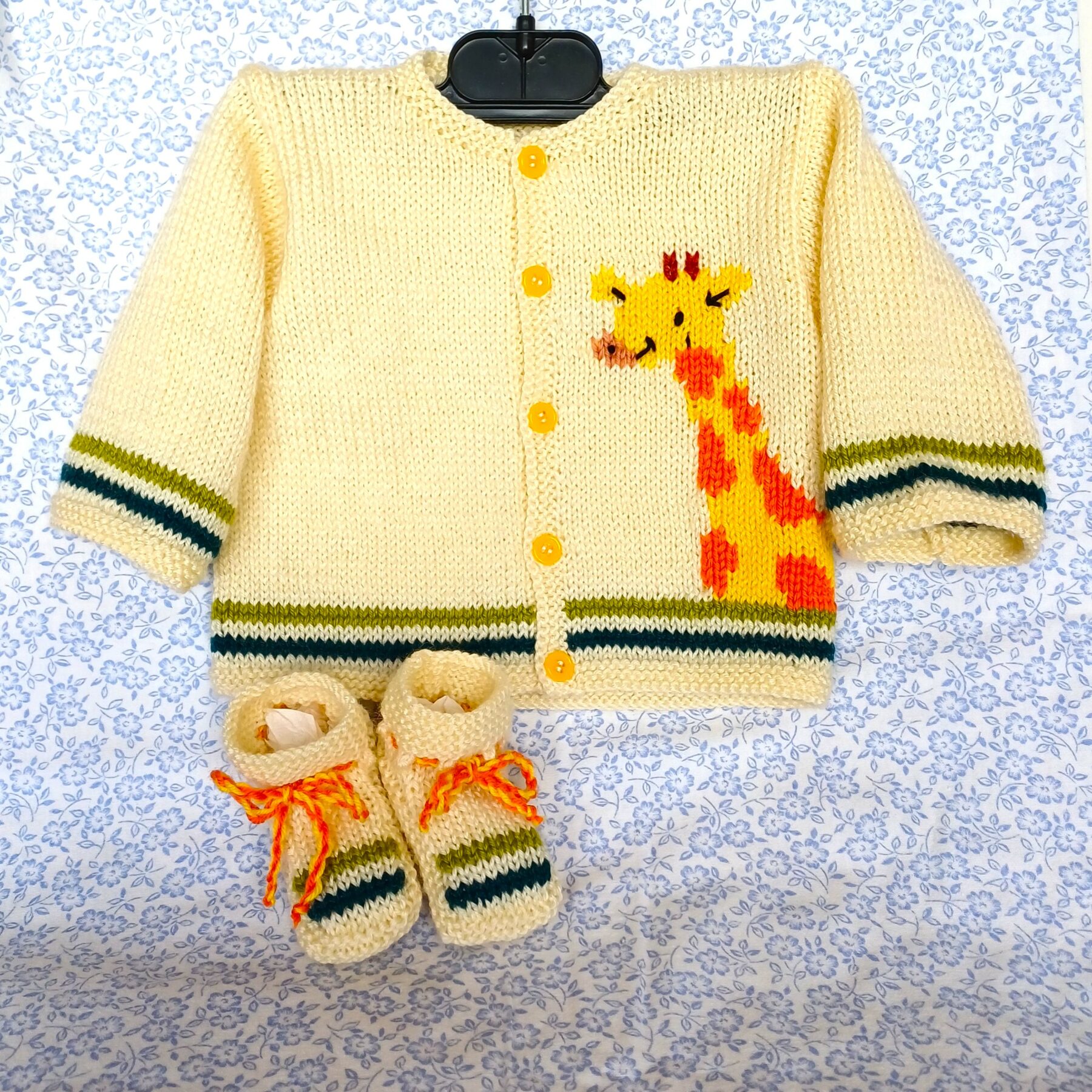 Ensemble gilet chaussons pour bébé de 3 mois, tricot laine, fait main, avec une girafe