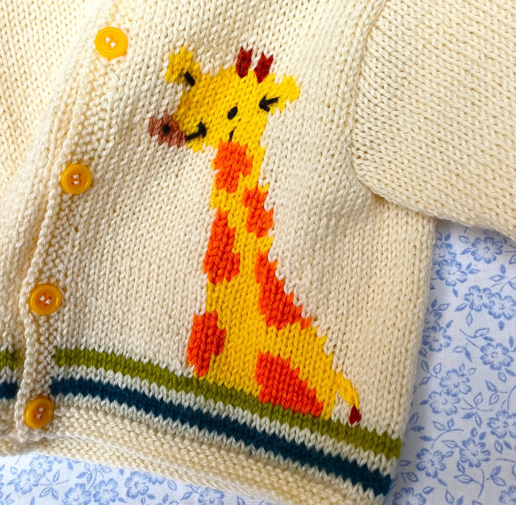 Ensemble gilet chaussons pour bébé de 3 mois, tricot laine, fait main, avec une girafe – Image 3