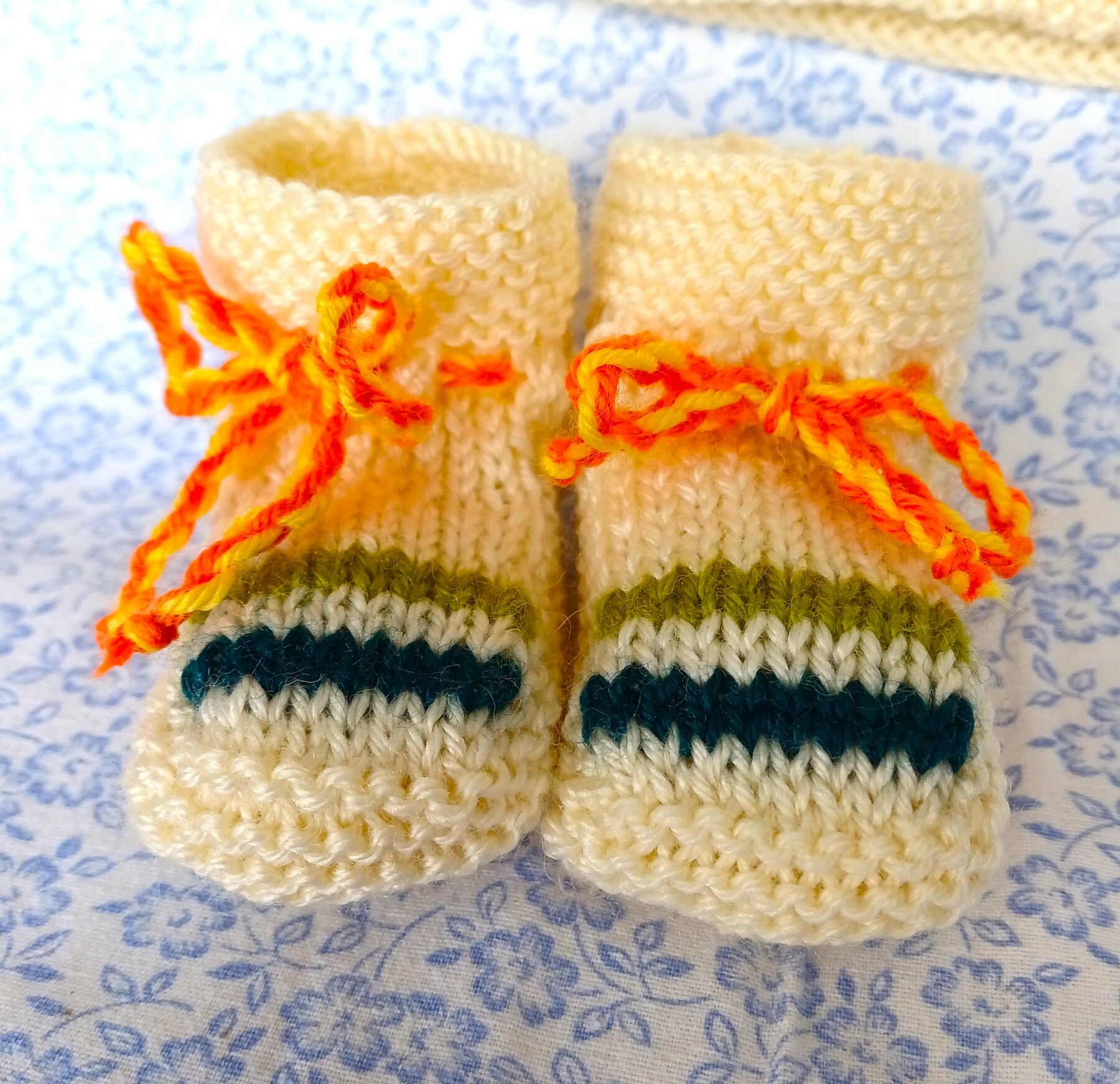 Ensemble gilet chaussons pour bébé de 3 mois, tricot laine, fait main, avec une girafe – Image 2