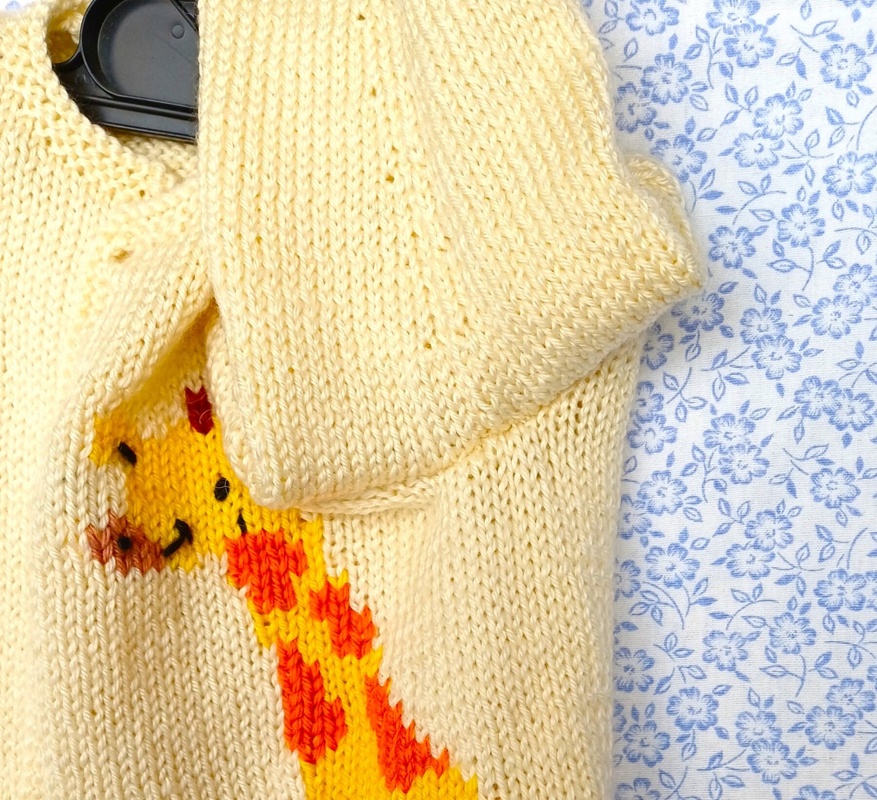 Ensemble gilet chaussons pour bébé de 3 mois, tricot laine, fait main, avec une girafe – Image 4