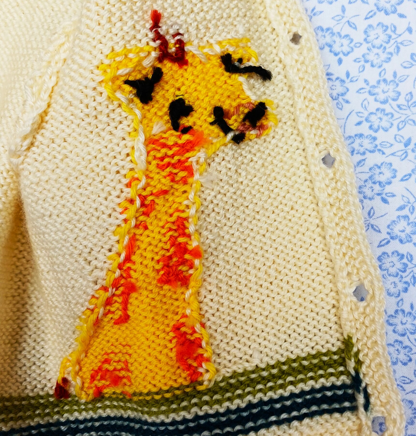 Ensemble gilet chaussons pour bébé de 3 mois, tricot laine, fait main, avec une girafe – Image 5
