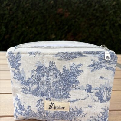 Petite trousse de toilette en toile de Jouy Matelassé bleu