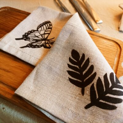 Serviettes de table en lin - polinisateurs- gris