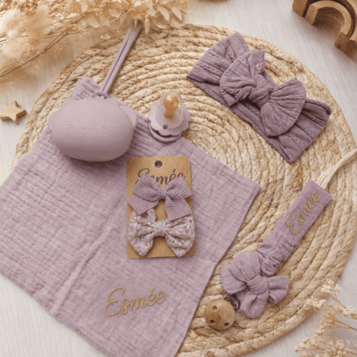 ensemble cadeau bébé personnalisé mauve