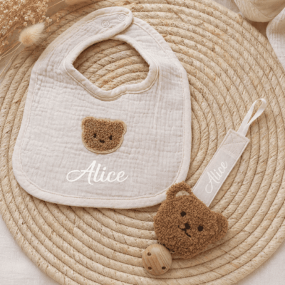 bavoir ourson et attache tétine rose clair