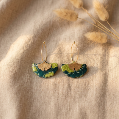 Boucles d'oreilles créoles gingko fait main — papier indien vert forêt & doré